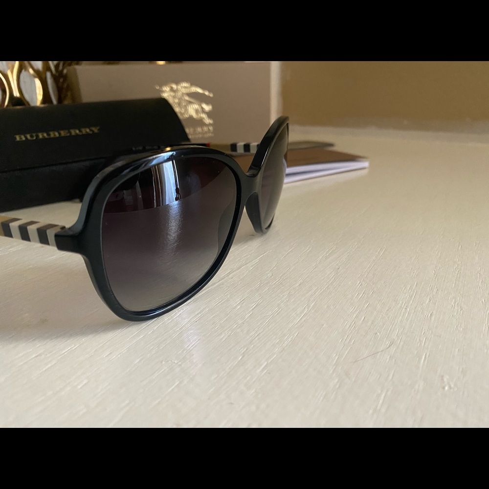 Brand new 🔥Burberry 🔥sunglasses 🕶 - Picture 12 of 16